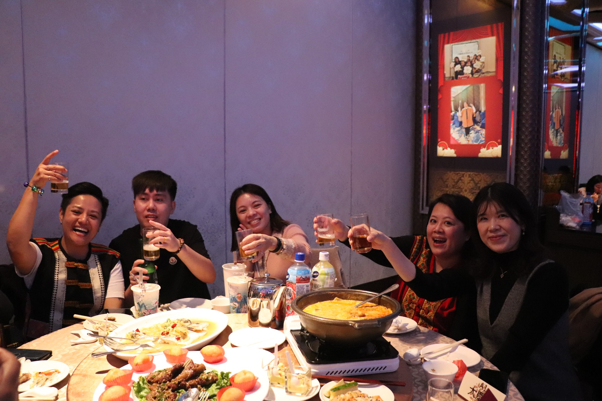 可能是 6 個人、火鍋和起司火鍋的圖像