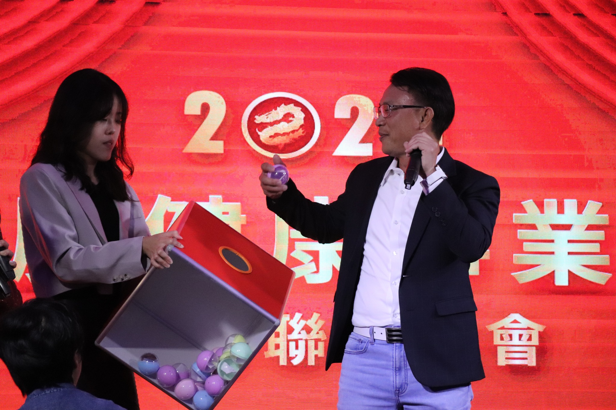 可能是 6 個人、表格和人群的圖像