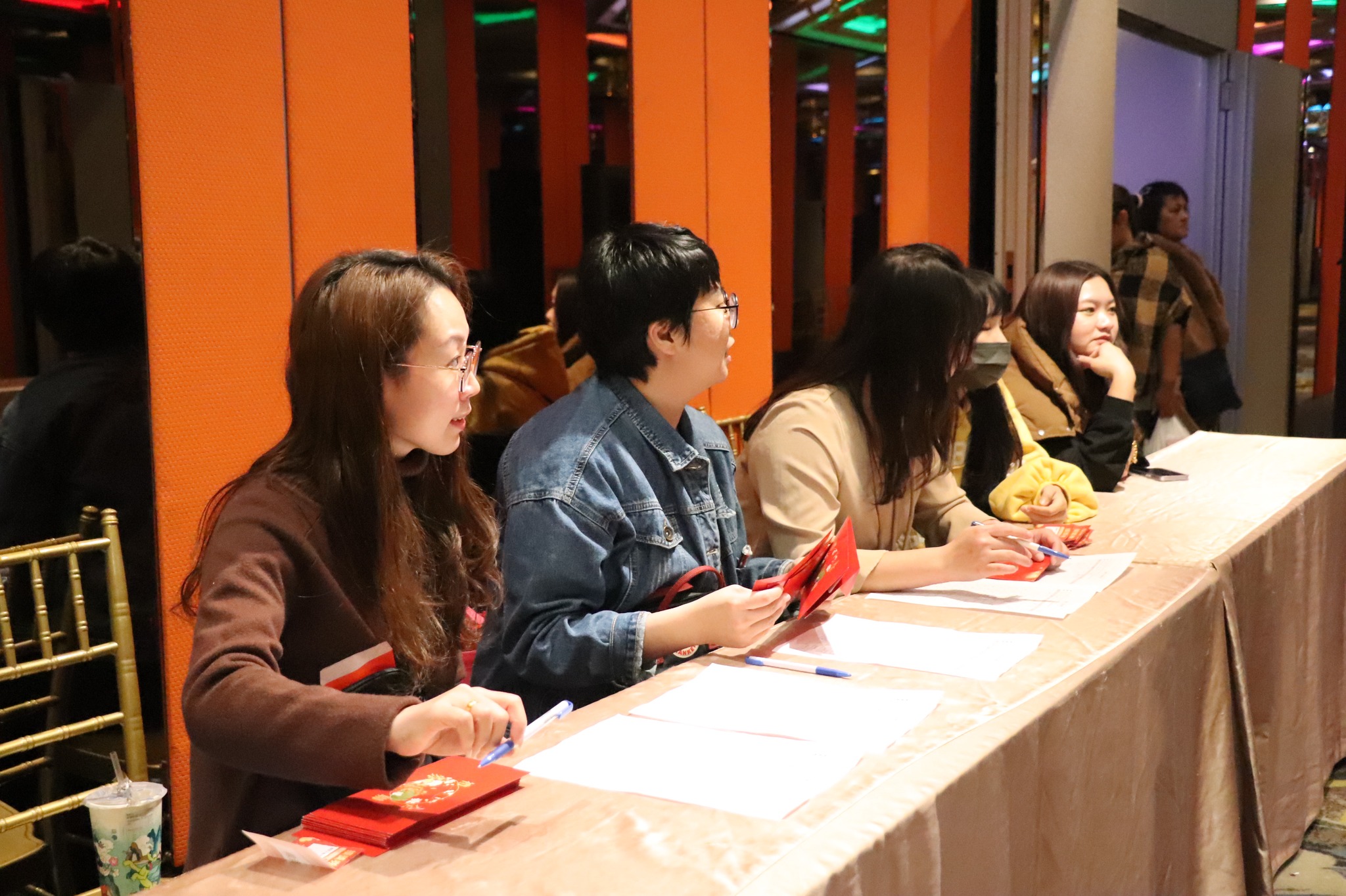 可能是 5 個人、火鍋和起司火鍋的圖像