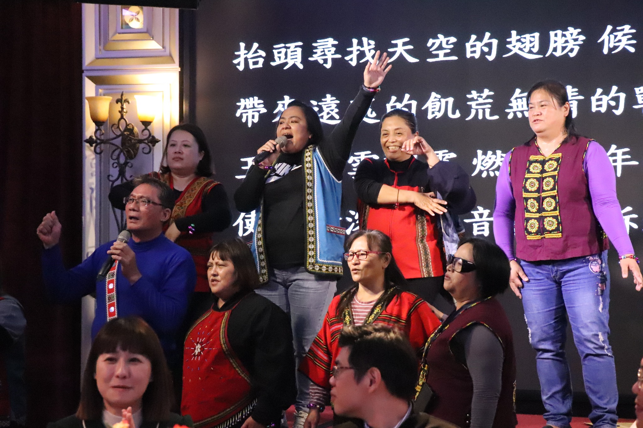 可能是 8 個人和文字的圖像