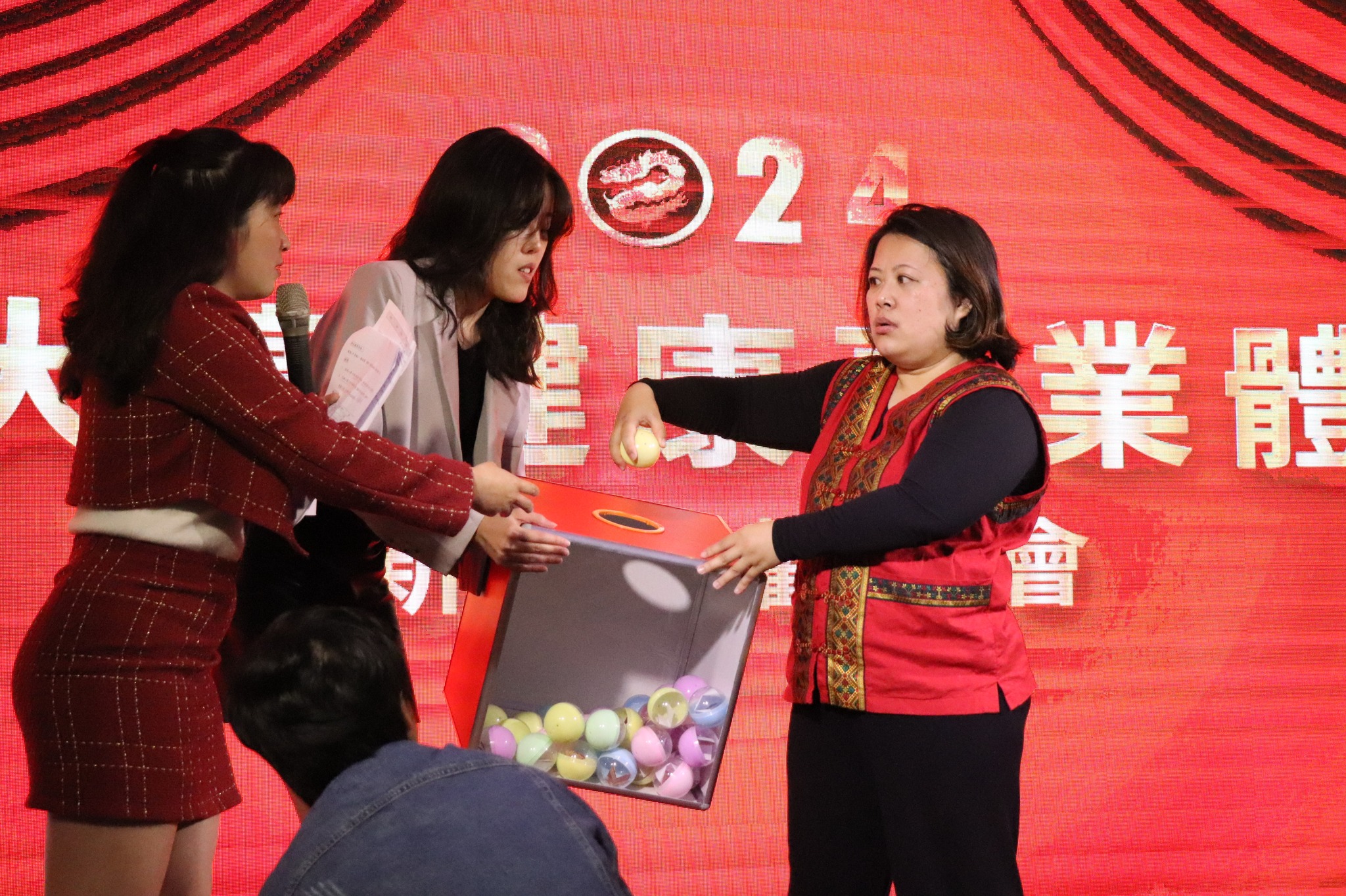 可能是 2 個人和顯示的文字是「 02 業體 業」的圖像